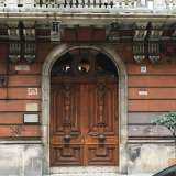 Il portone d'ingresso del Palazzo De Giglio in via de Giosa: su entrambe le ante del portone sono riportate due sfingi